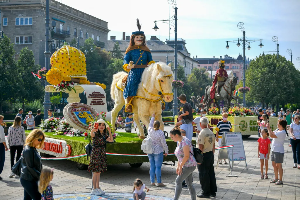Az örökség összetart - fejedelmi kincsek Szoboszlóról (b) és az Együtt vagyunk! - Szent László öröksége nevû virágkocsi (j) az 51. Debreceni Virágkarneválon 2020. augusztus 20-án. A koronavírus-járvány miatt idén elmaradt a kocsik és a mûvészeti csoportok hagyományos felvonulása, de a virágkocsikat az érdeklõdõk a fõtéren kiállítva megtekinthetik. MTI/Czeglédi Zsolt