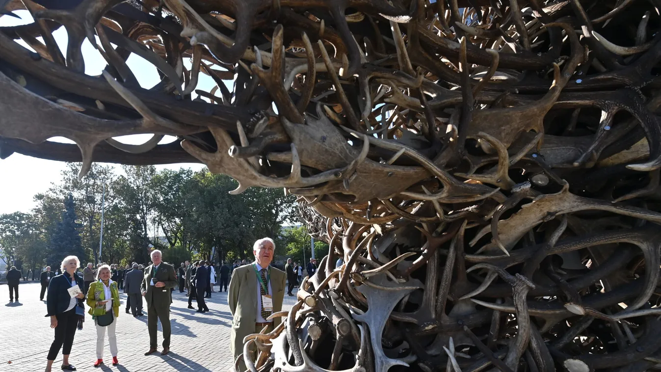 Résztvevők az "Egy a Természettel" Vadászati és Természeti Világkiállítást megnyitóján a Hungexpo Budapest Kongresszusi és Kiállítási Központban 2021. szeptember 25-én. MTI/Illyés Tibor