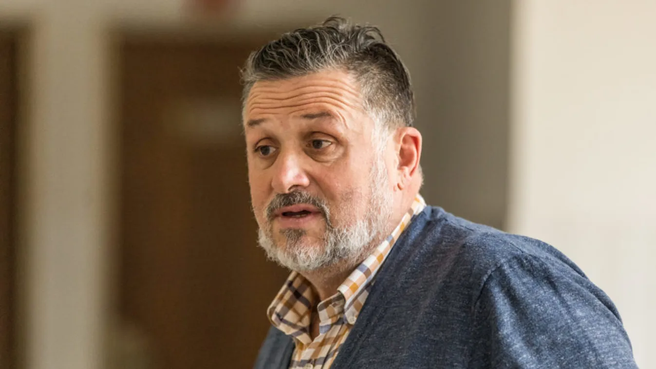 Lajcsi üzent a bírónak