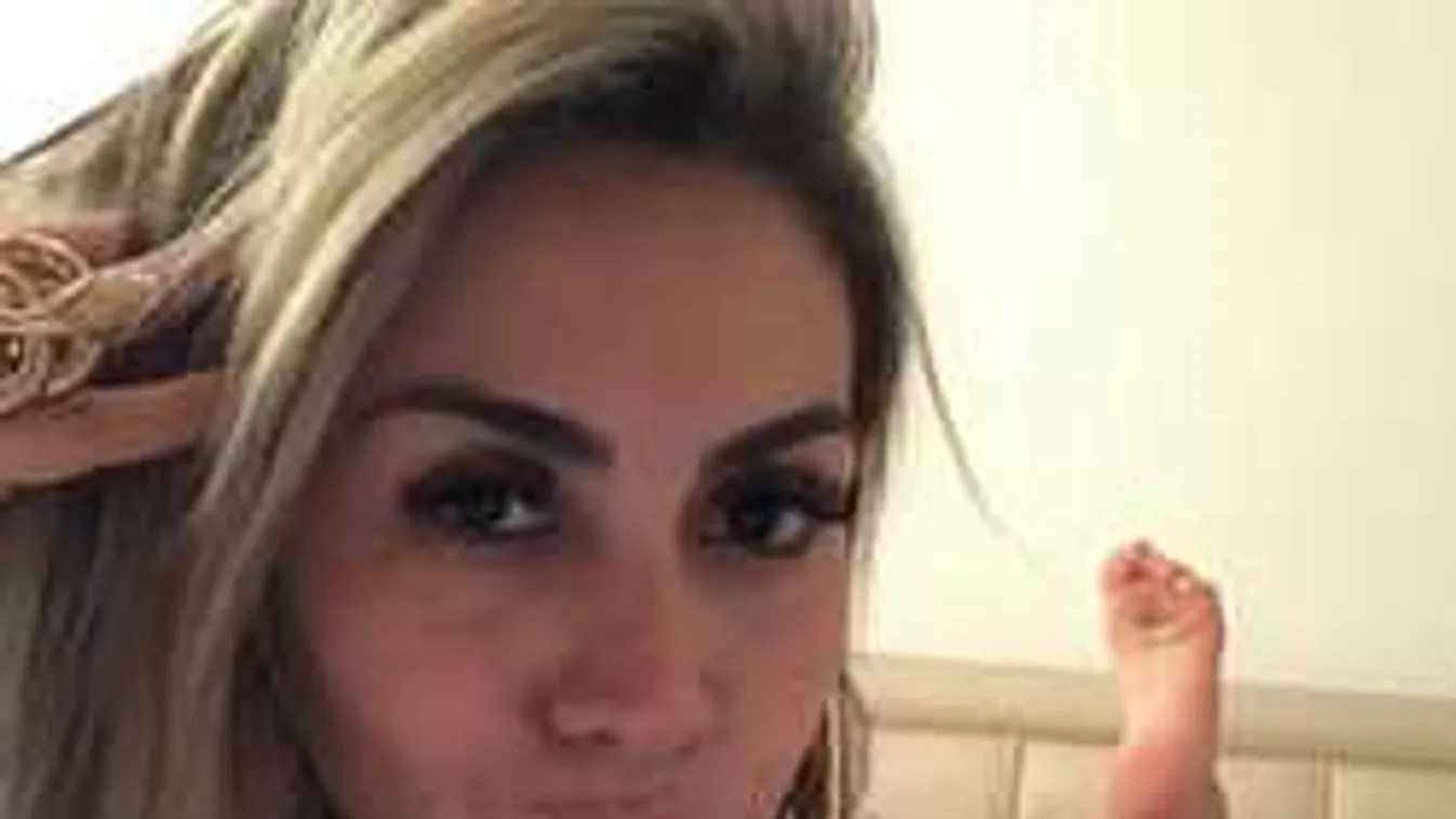 Alig takarja a bikini a dögös szurkolólány szeméremajkát