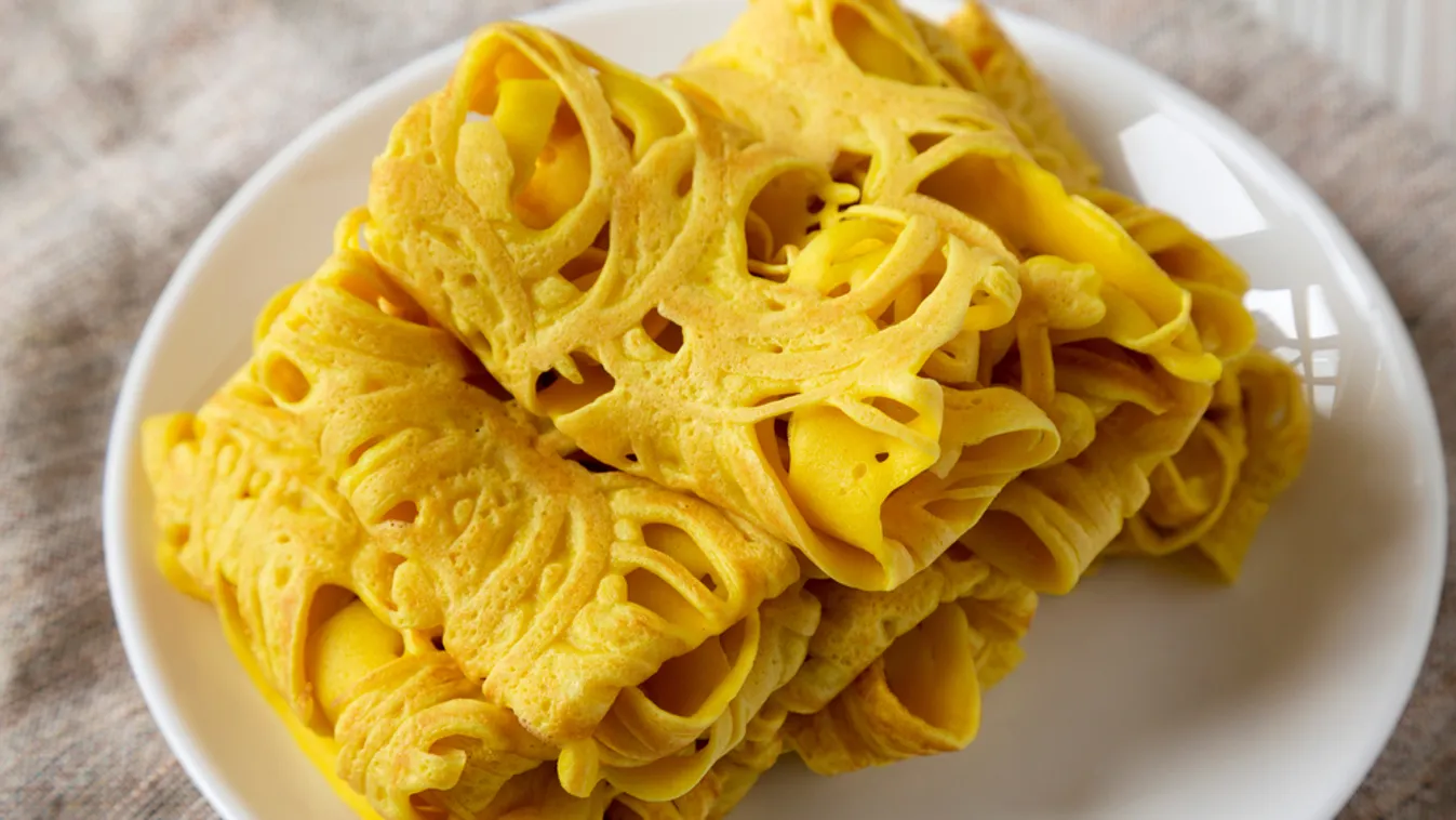 Homemade,Net,Crepe,Roti,Jala,On,A,White,Plate,,Low