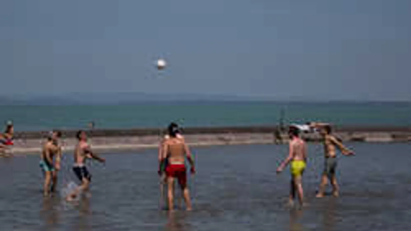 Durva, mi van a Balatonnál, meglepi a fürdőzőket is