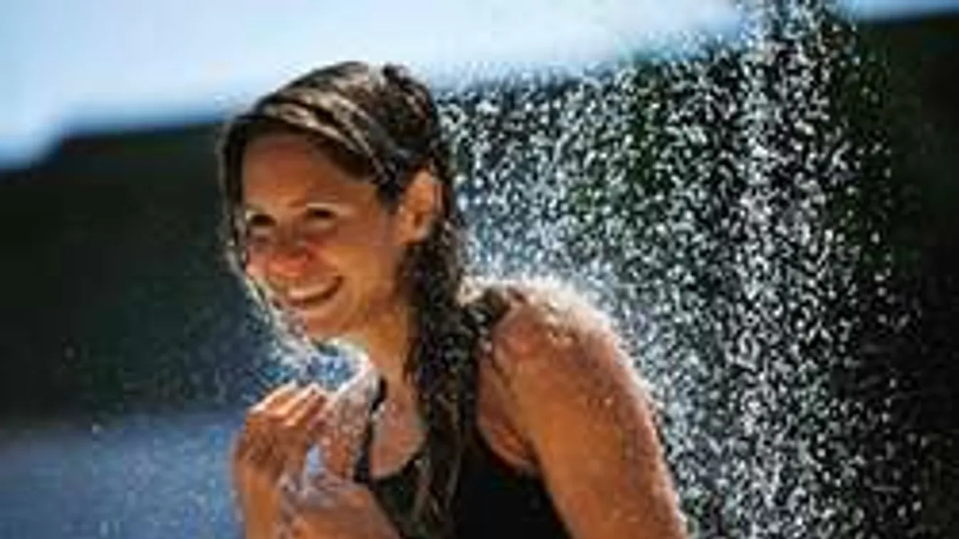 Ez meg mit jelent? Menyasszonyi ruhában kapták le Kapás Bogit