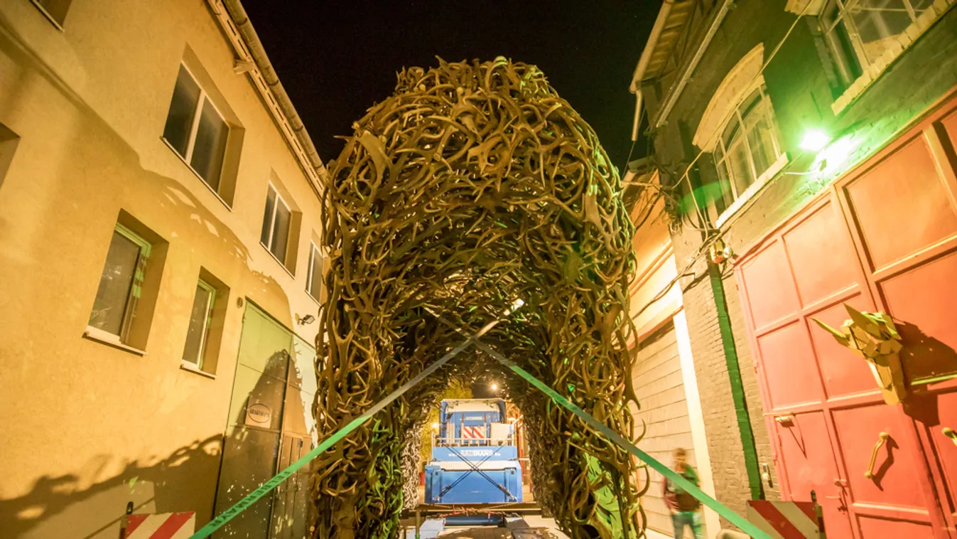 Hihetetlen látvány: így szállították az éjjel a szarvasagancsokból készült hatalmas szobrot a vadászati világkiállításra – videó