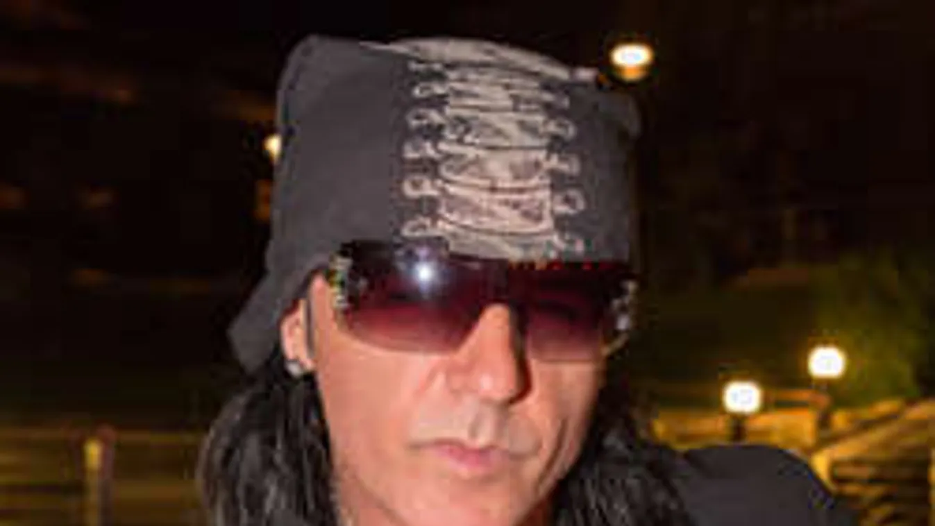 Ennek nem fog örülni a magyar sztár, botrányos szobrot kapott!