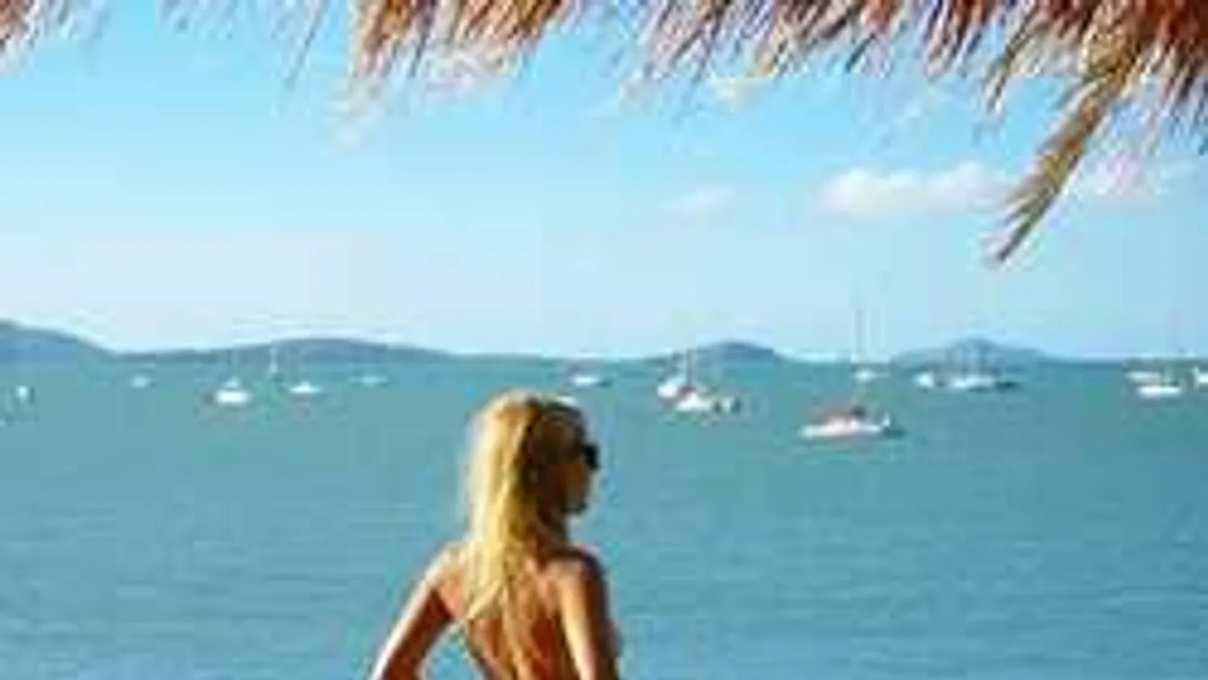 Pikáns fotók: Meztelenül járja a nagyvilágot a holland szöszi