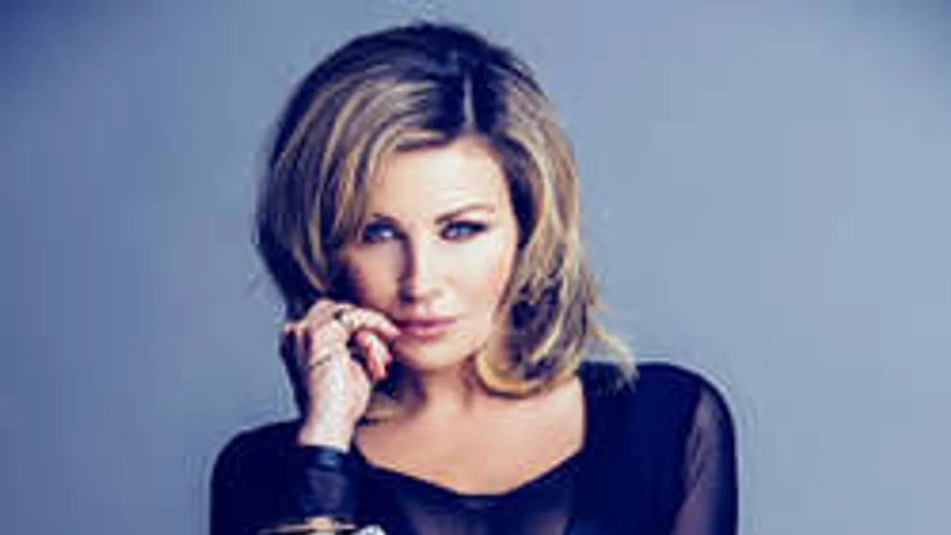 Egy szál bugyiban élvezi a sivatagot a TV2 egykori sztárja