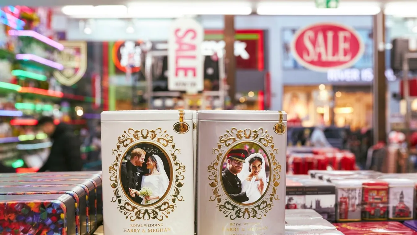 19/01/2020 - Daily news about the? Megxit? circulating, the wedding of Prince Harry and Duchess Meghan still seems to be the theme in London's gift shop, at least visually. It is then striking that crockery or tea cans printed with Harry's and Meghan's fa