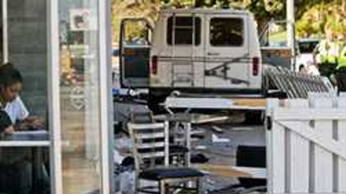 Tömegbe hajtott egy furgon, súlyos sérültek is vannak