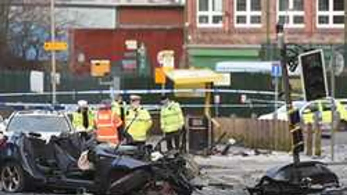 Brutális fotó: Ennyi maradt a buszmegállóba csapódó BMW-ből