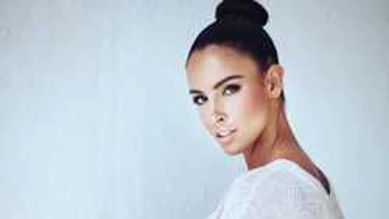 Bugyi nélkül, pucéran sokkol a bringás bombázó