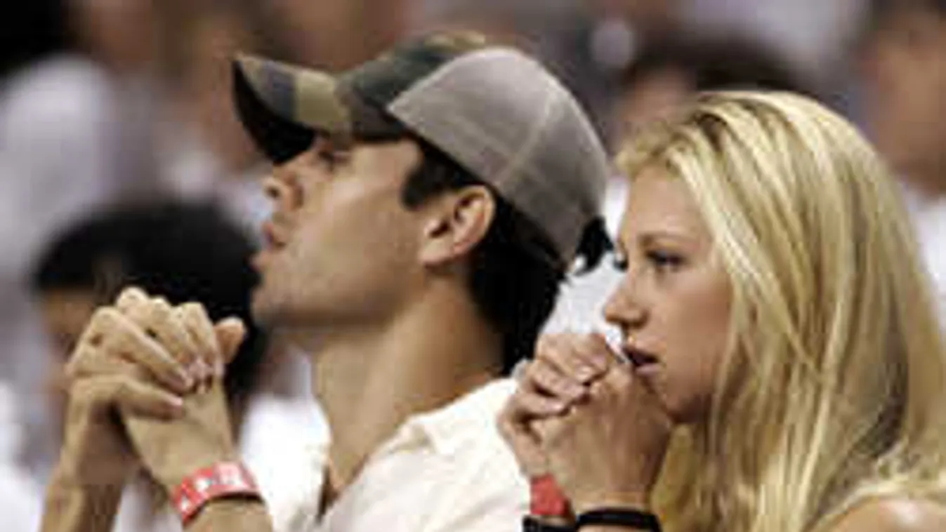 Most mutatták be az első fotókat, titokban szült ikreket a sztáranyuka