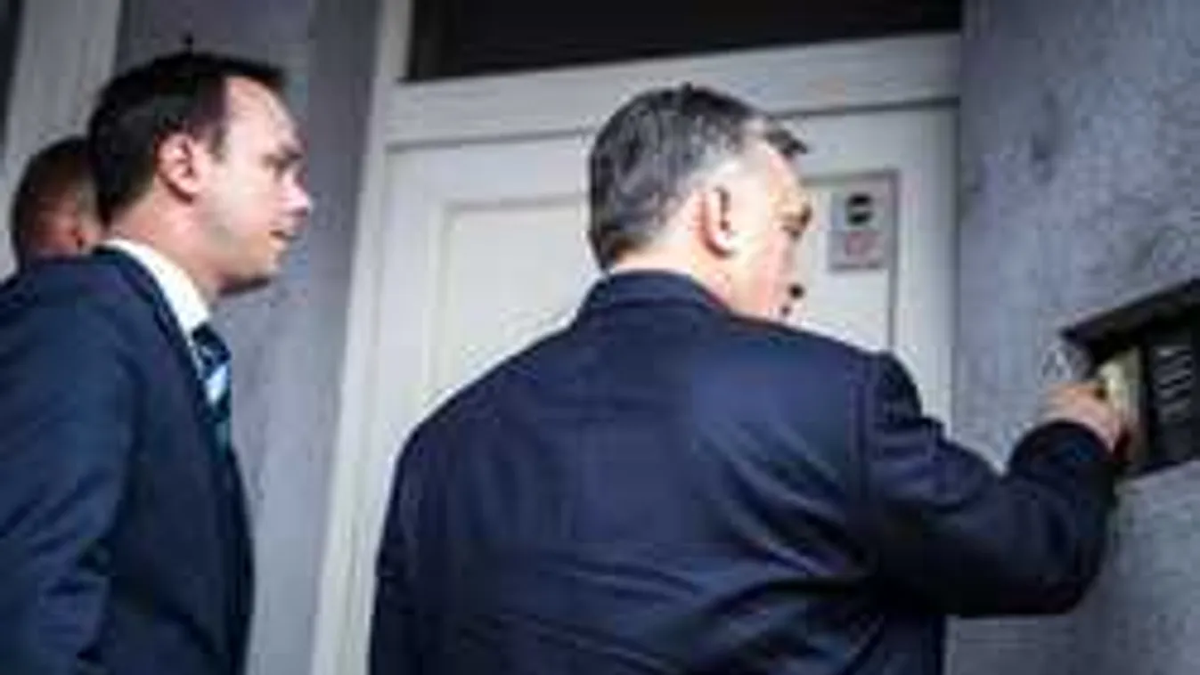 Orbán Viktor felgyűrte az inge ujját és beállt melózni