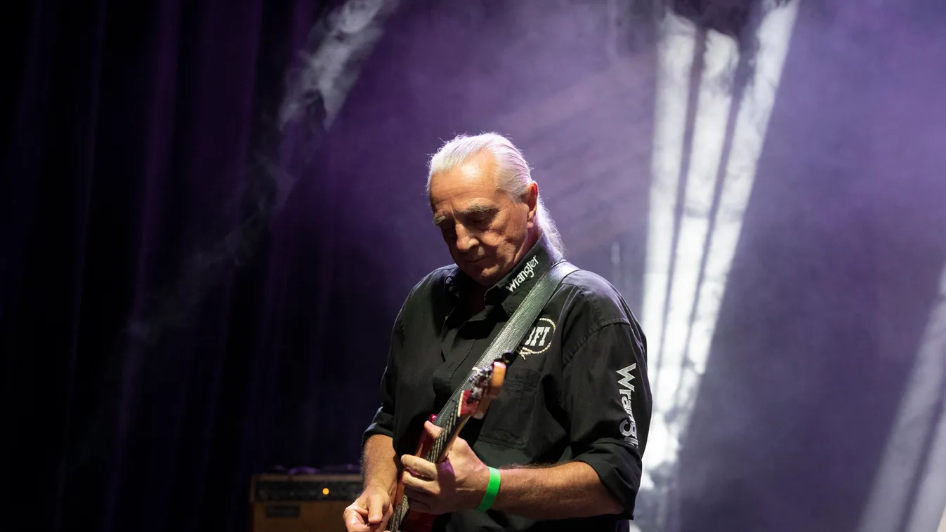 Ezt tette a karantén a népszerű zenész házasságával