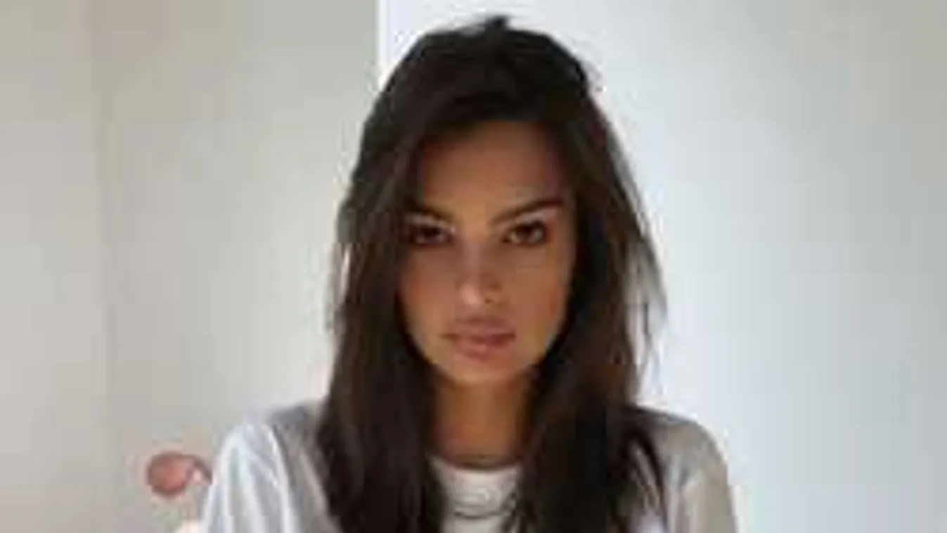 Falatnyi bikiniben villantott óriásit a dögös nagykövetasszony