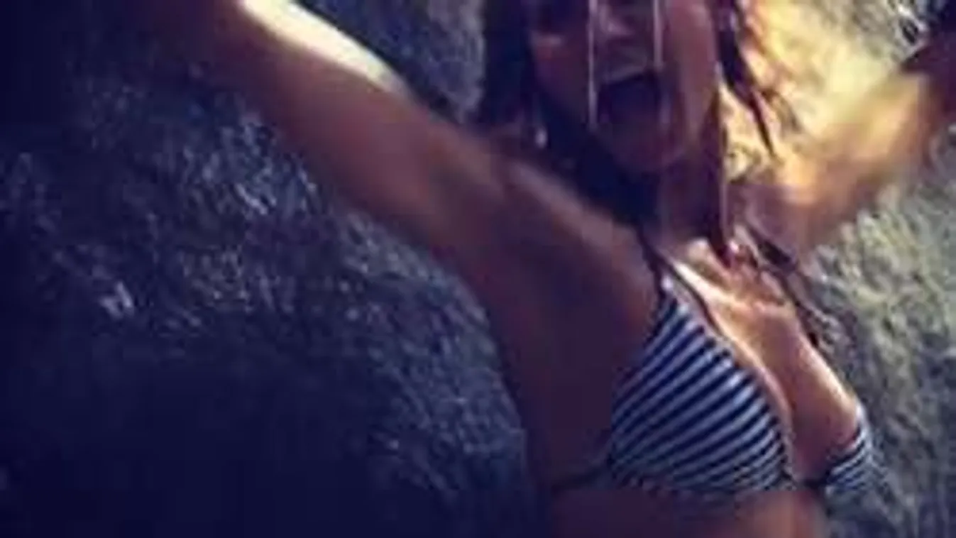 Elképesztő szexi a 43 éves szupermodell ebben a bikiniben