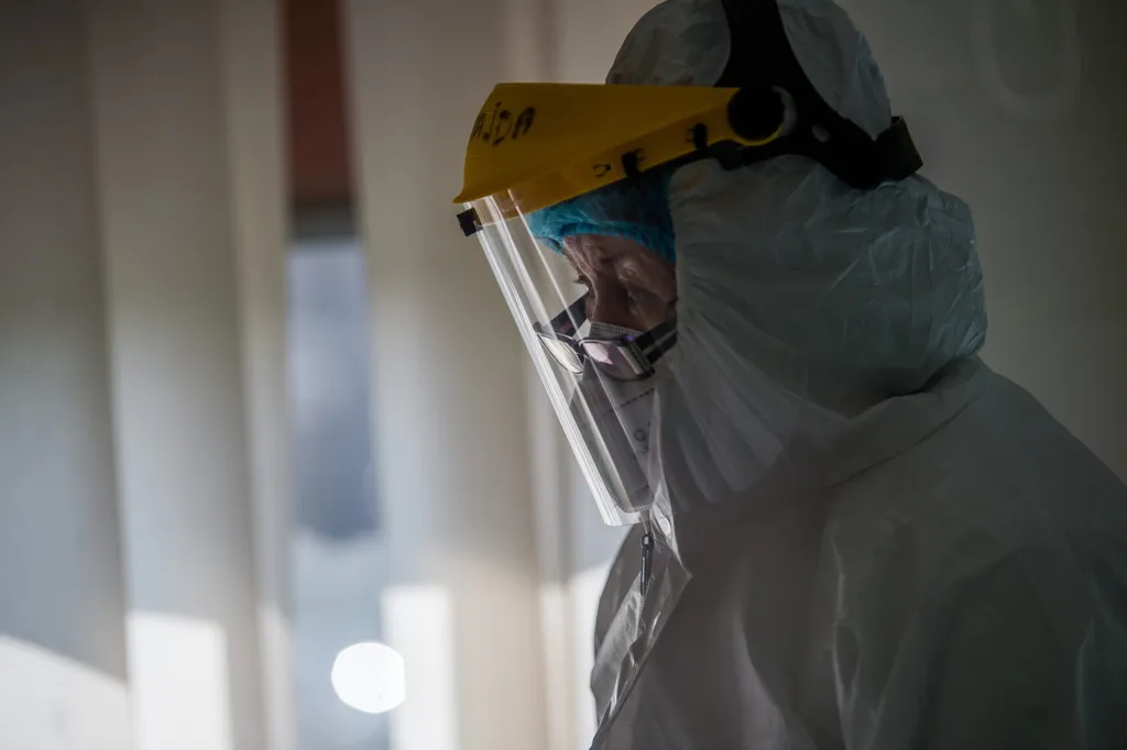 Védõfelszerelést viselõ orvos a fõvárosi Honvédkórház koronavírussal fertõzött betegek fogadására kialakított osztályán