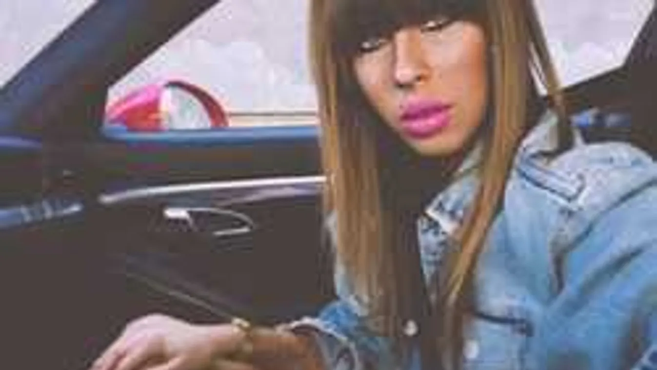 Kínos baki, ágaskodó mellbimbókkal fotózták le Cinthya Dictatort