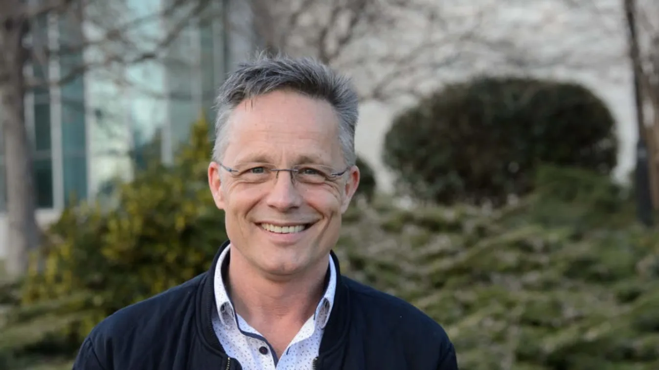 Szakmát váltott a népszerű televíziós, sétákkal és beszélgetéssel enyhít mások lelkén