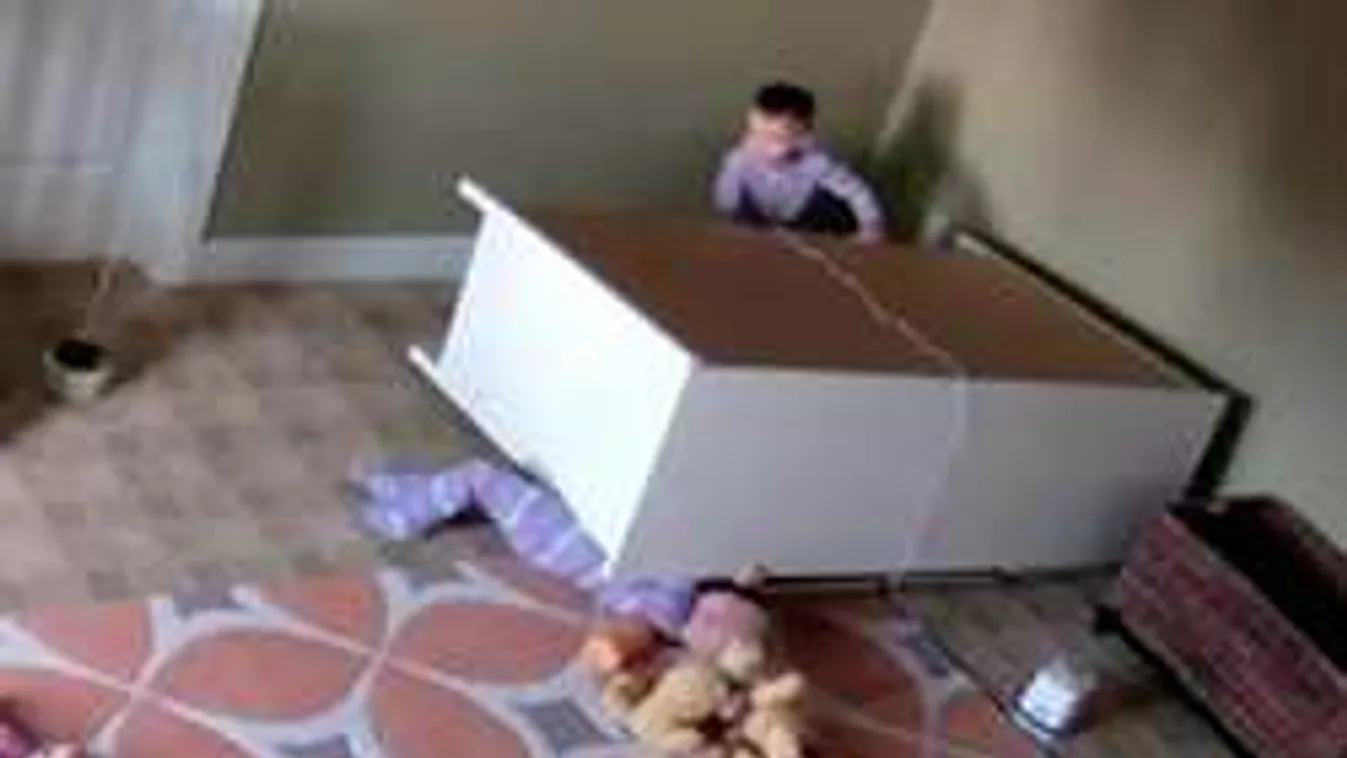 Kétéves kisfiú mentette meg az ikertestvérét. Videón a kis hős