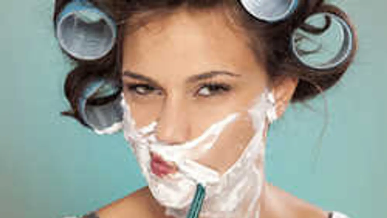 Leborotválta arcát a szőrös nő, majd feldobott egy kis sminket