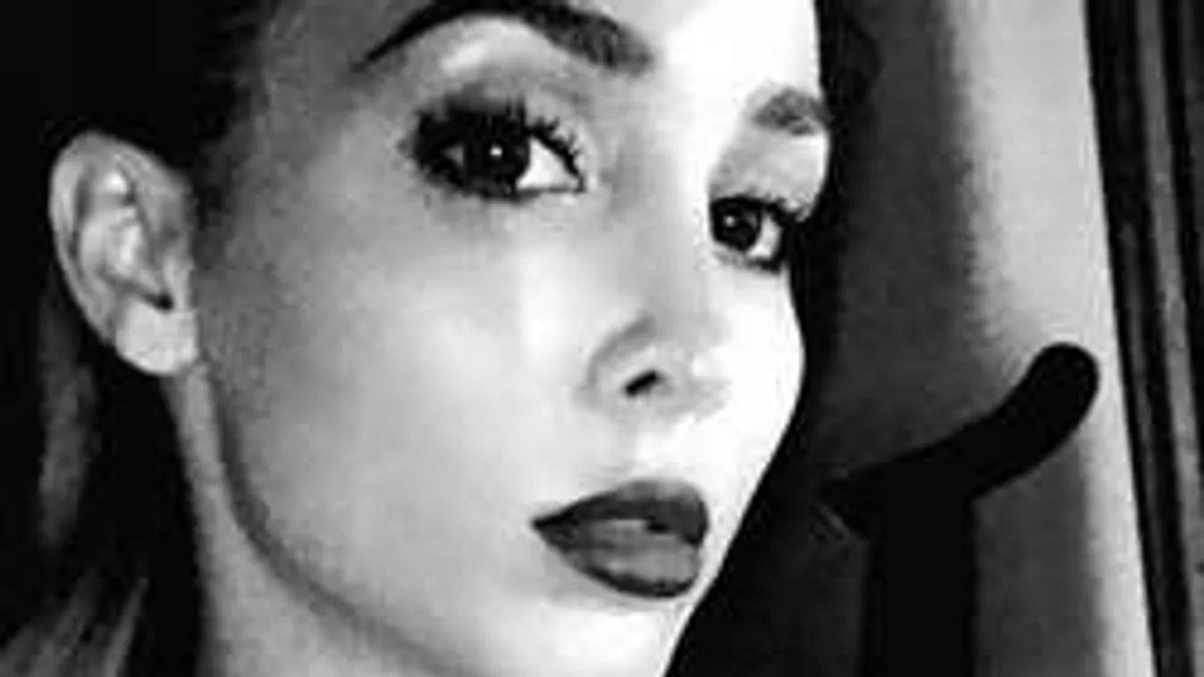 Forró: észvesztő bikiniben sütkérezik a dögös focistabarátnő