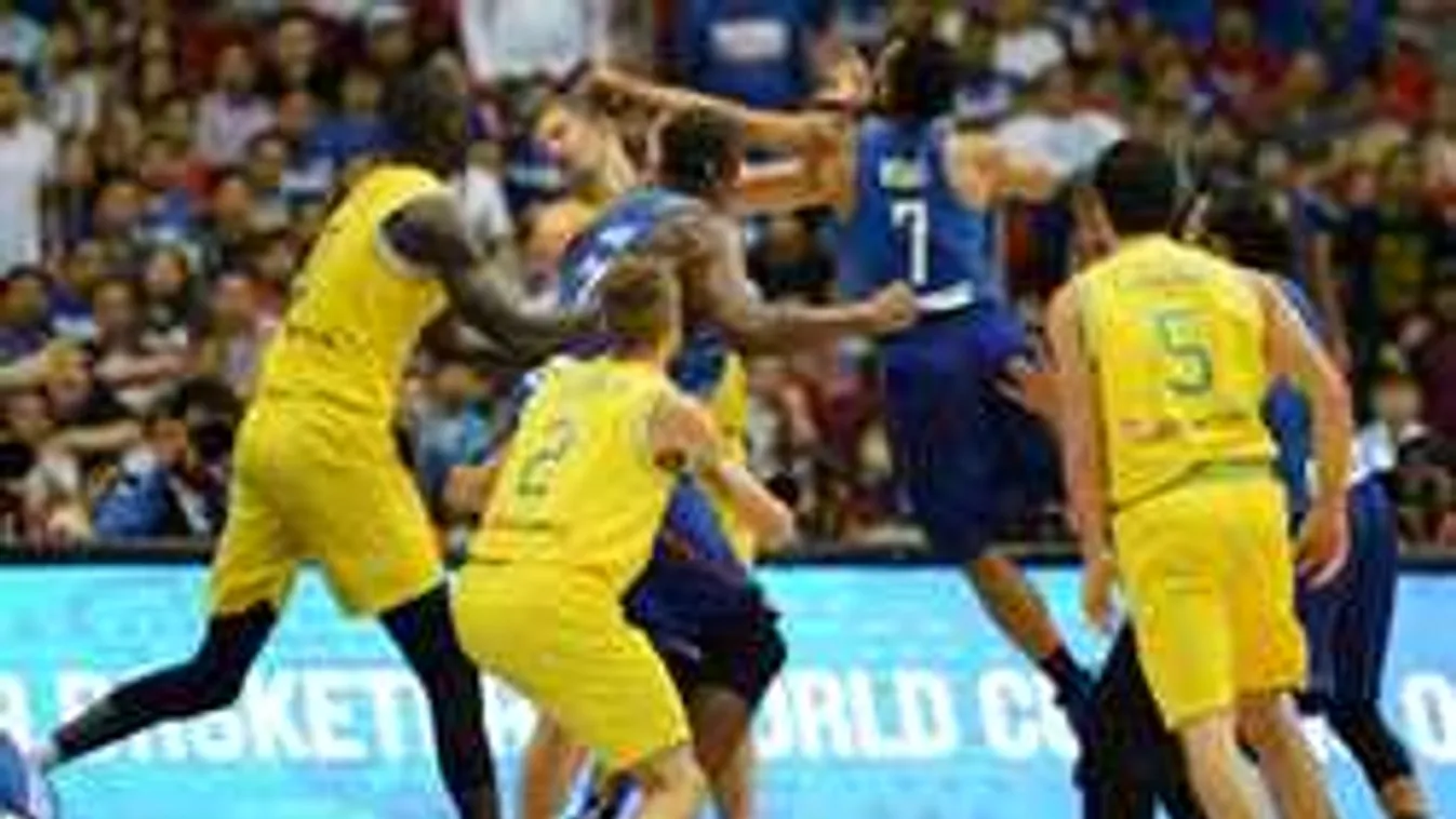 Iszonyatos tömegbunyó a pályán, bevadultak a játékosok