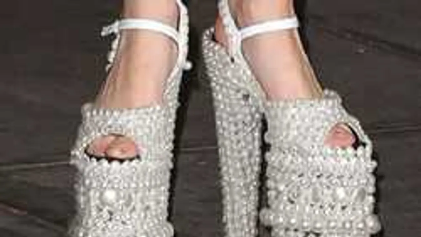 Rémisztő a legújabb cipődivat, már megint túlzásba estek a nők