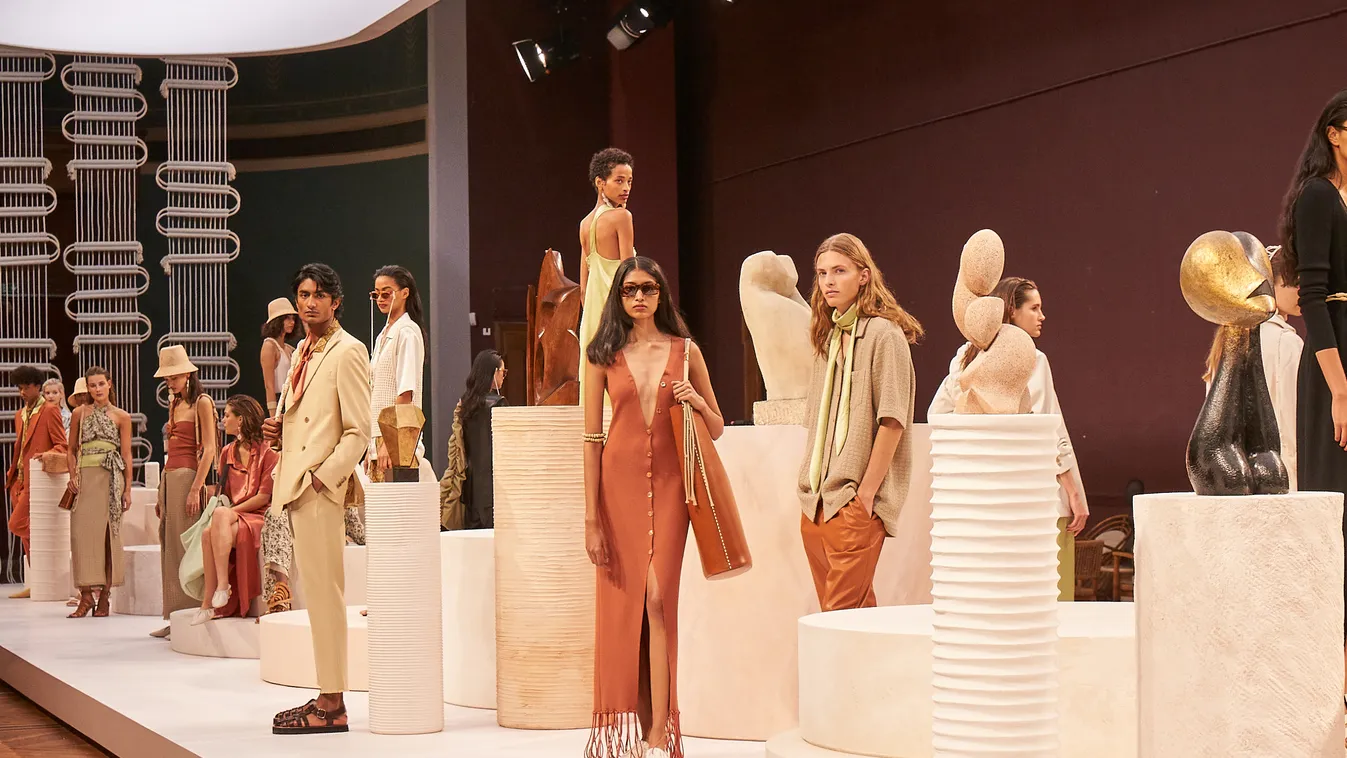 Milánói világmárka csatlakozik Nanushkáékhoz