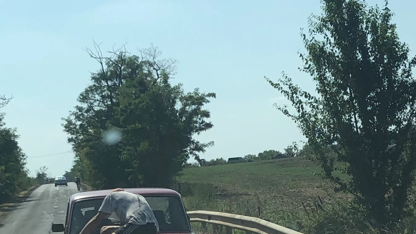 Félelem és reszketés Nógrádban: Remegve kapaszkodott a kocka-Lada hátuljába egy fiatal fiú – fotó!