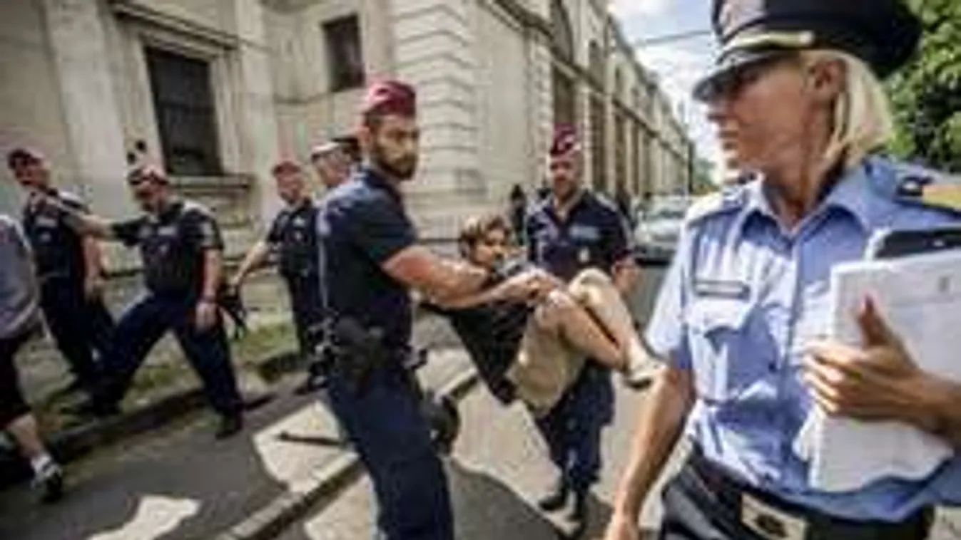 Botrány: Külföldi turista rúgta szájba a magyar rendőrt a Városligetben!