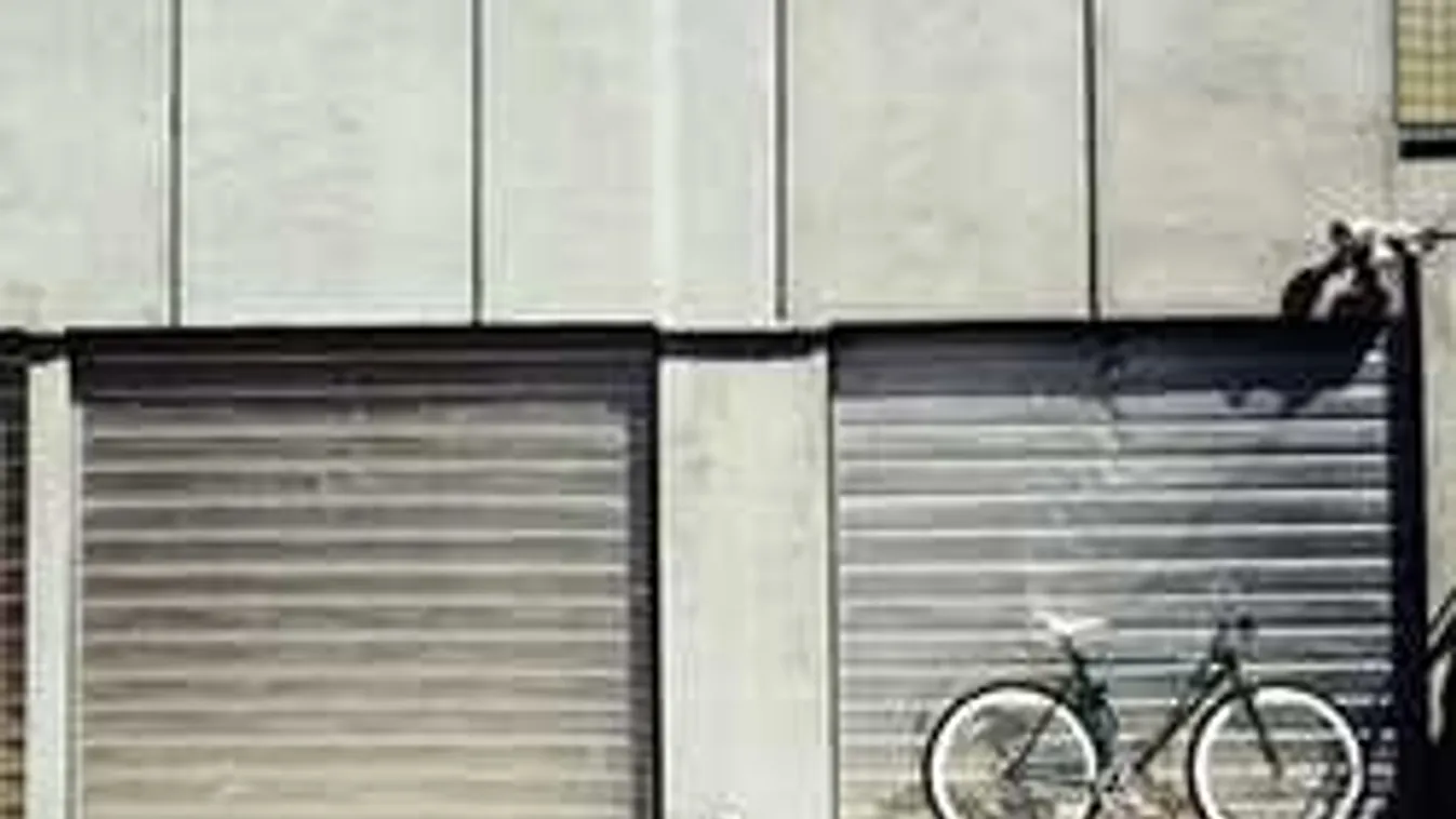 Családi tragédia Nagyszombatban, a garázsban találta meg szülei holttestét a fiatal nő