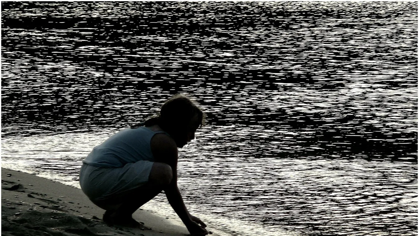 Gyomorforgató: öltöző kislányokról készített fotókat titokban egy férfi a győri strandon