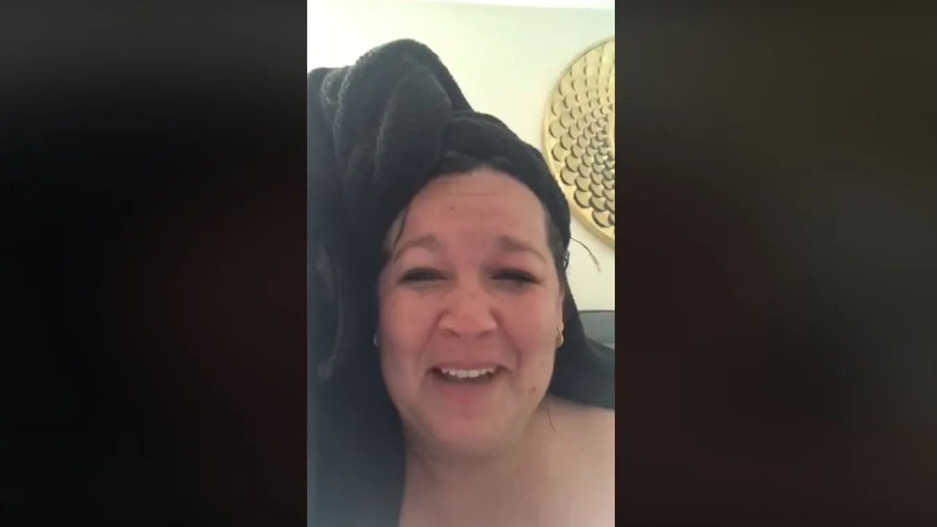 Meztelenül villantott az édesanya, lánya online órájára sétált be – videó