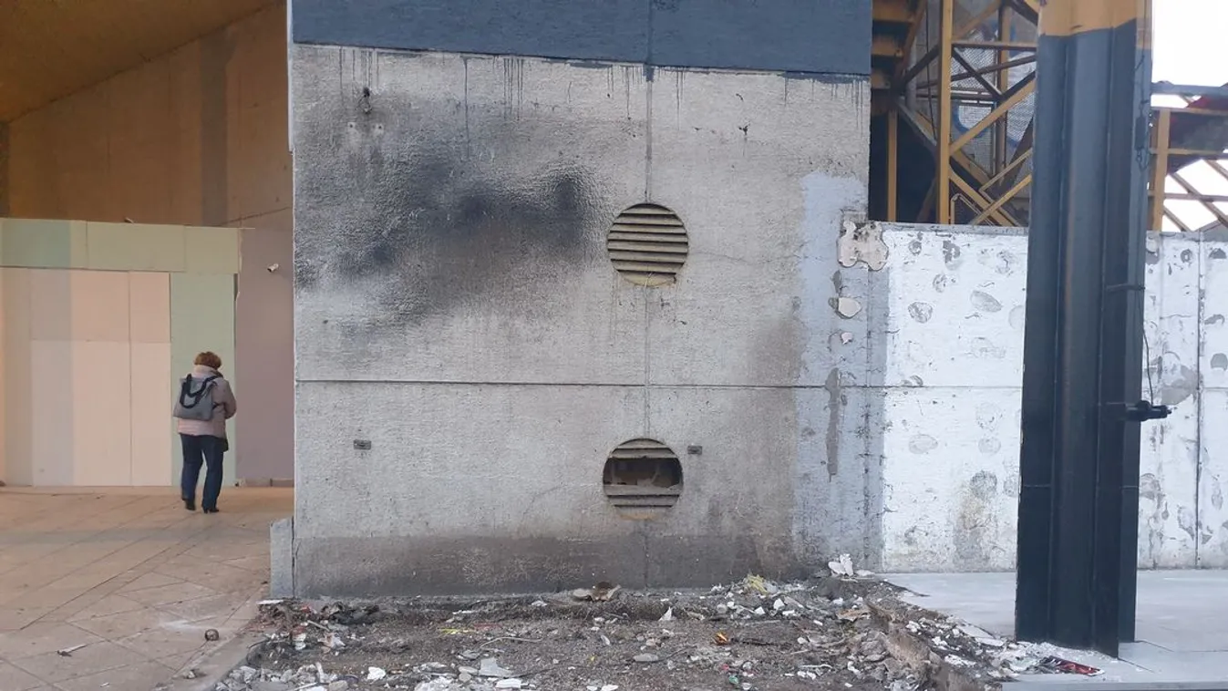 Csak pislognak a pestiek, szőrén-szálán eltűnt az emblematikus büfé