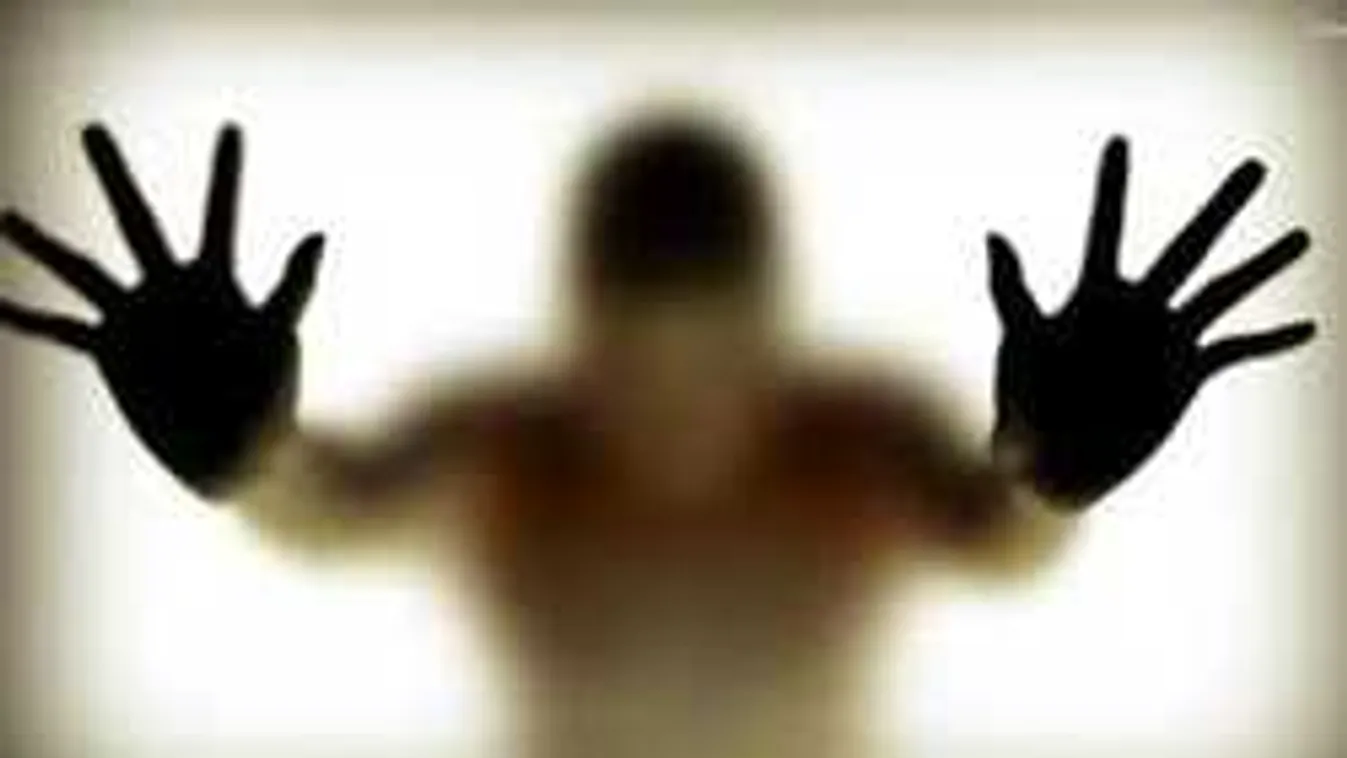 A nyakánál fogva ragadta meg a nőt, és addig ütötte, amíg mozgott