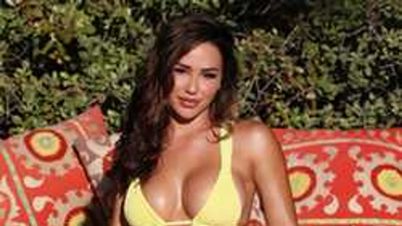 Jelmezbe bújt, majd megmutatta hatalmas kebleit a sportolónő