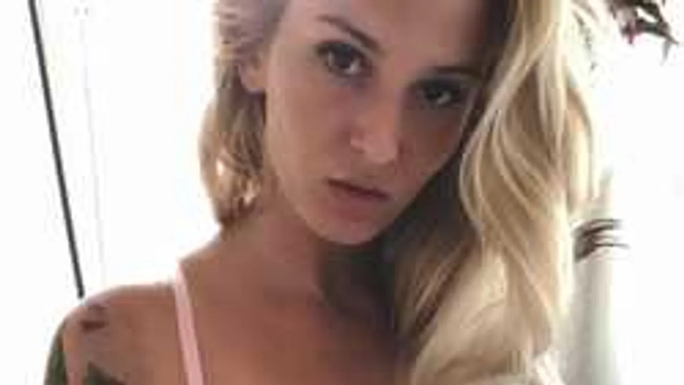 Izgató fotó, alig takarja szeméremajkait a népszerű videós