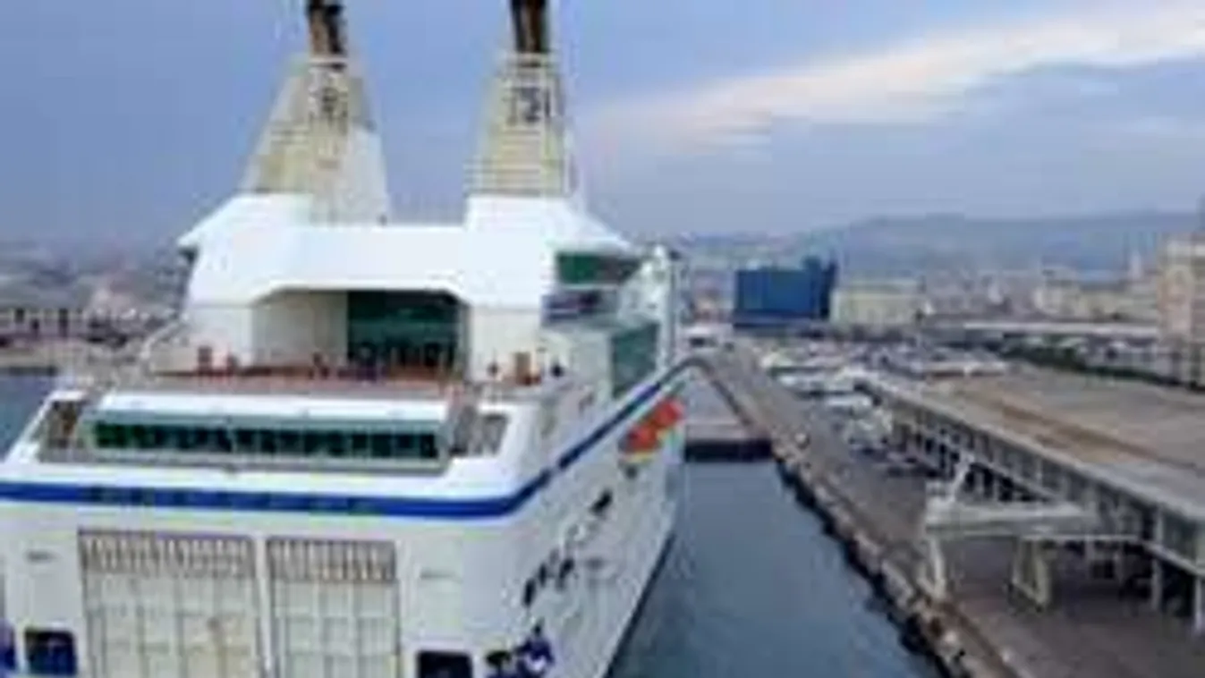 Robbanás egy francia kikötőben! Evakuálni kellett az utasokat