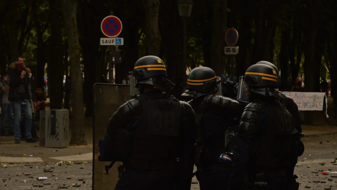 Elszabadult a pokol a fővárosban, könnygázt és vízágyút is bevet a rendőrség Franciaországban