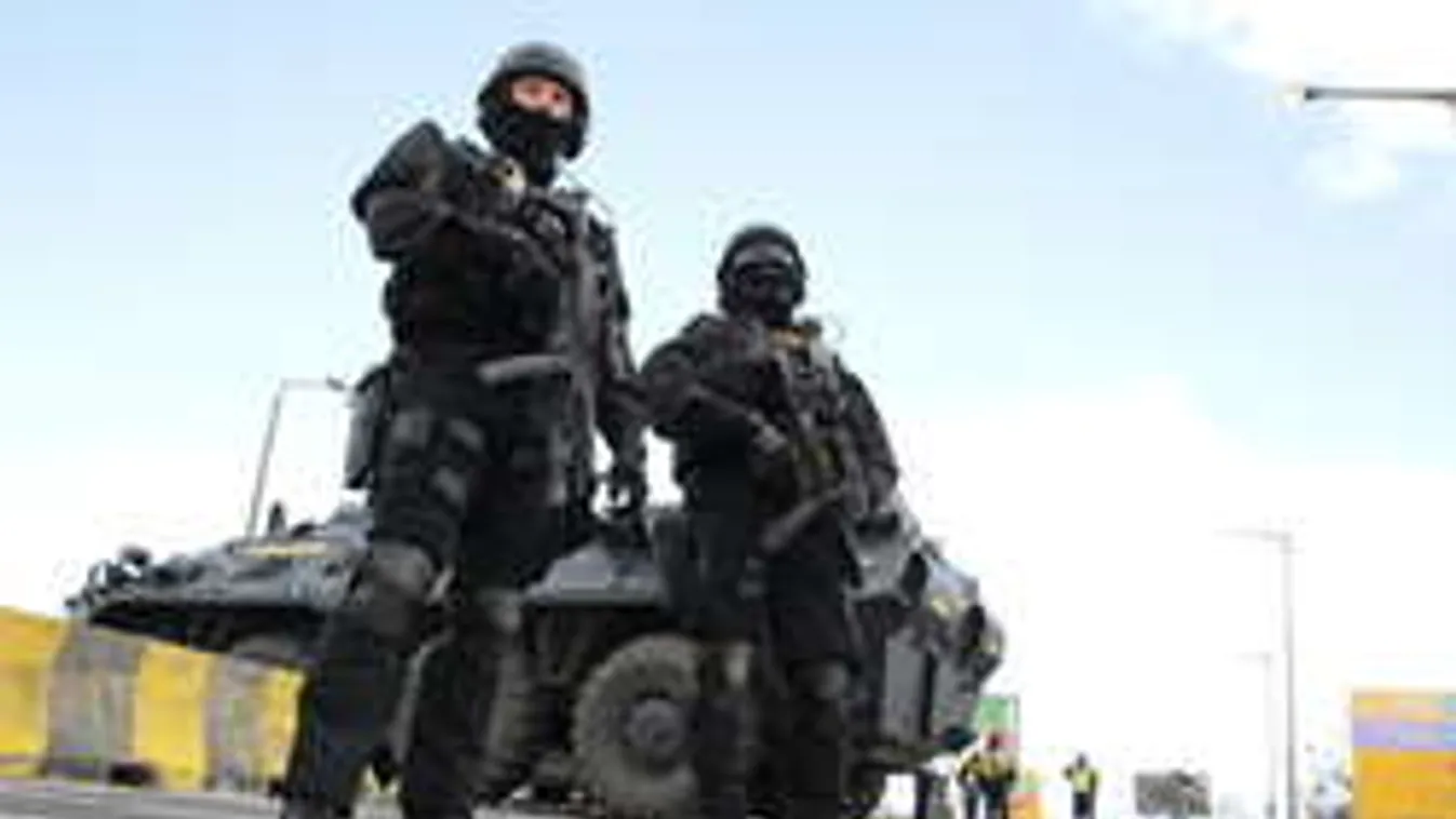 Tankok, terrorelhárítók, folyamatos igazoltatások a budapesti reptéren! - fotók!