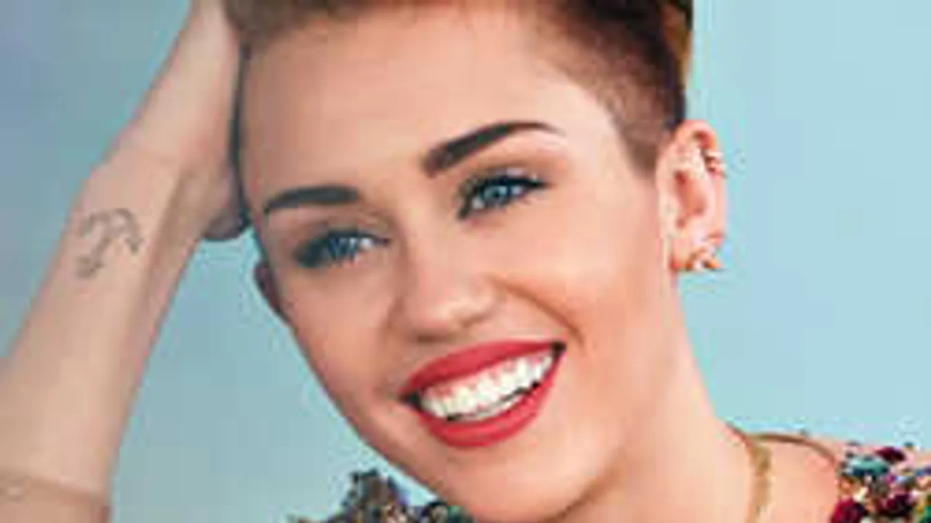 Máris túllépett a férjén az énekesnő: nővel csókolózott, lefotózták