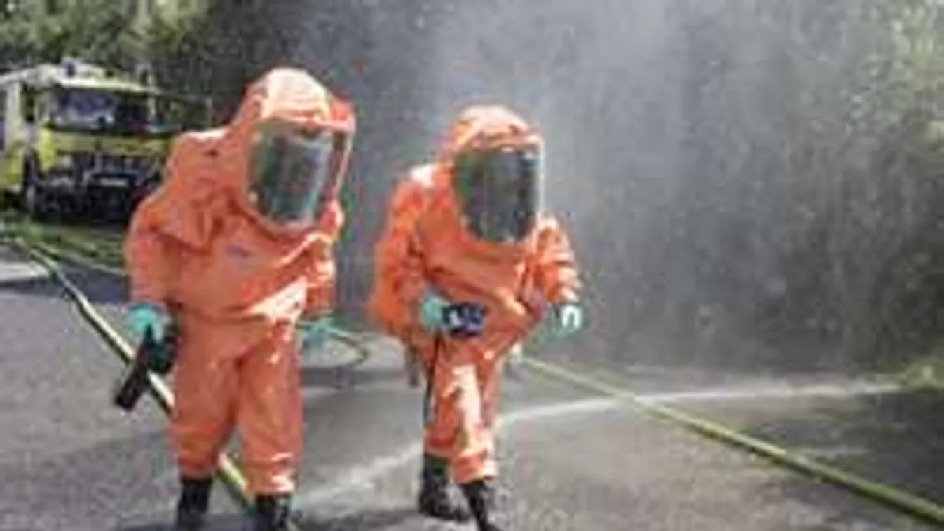 Ezért lepték el vegyvédelmi ruhás alakok a ferihegyi repülőteret - képek!