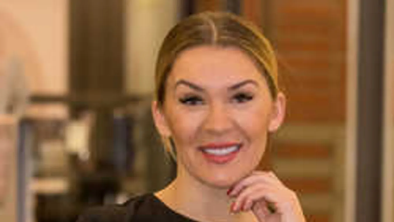 Lekerült a ruha, megmutatta óriási melleit Hódi Pamela!