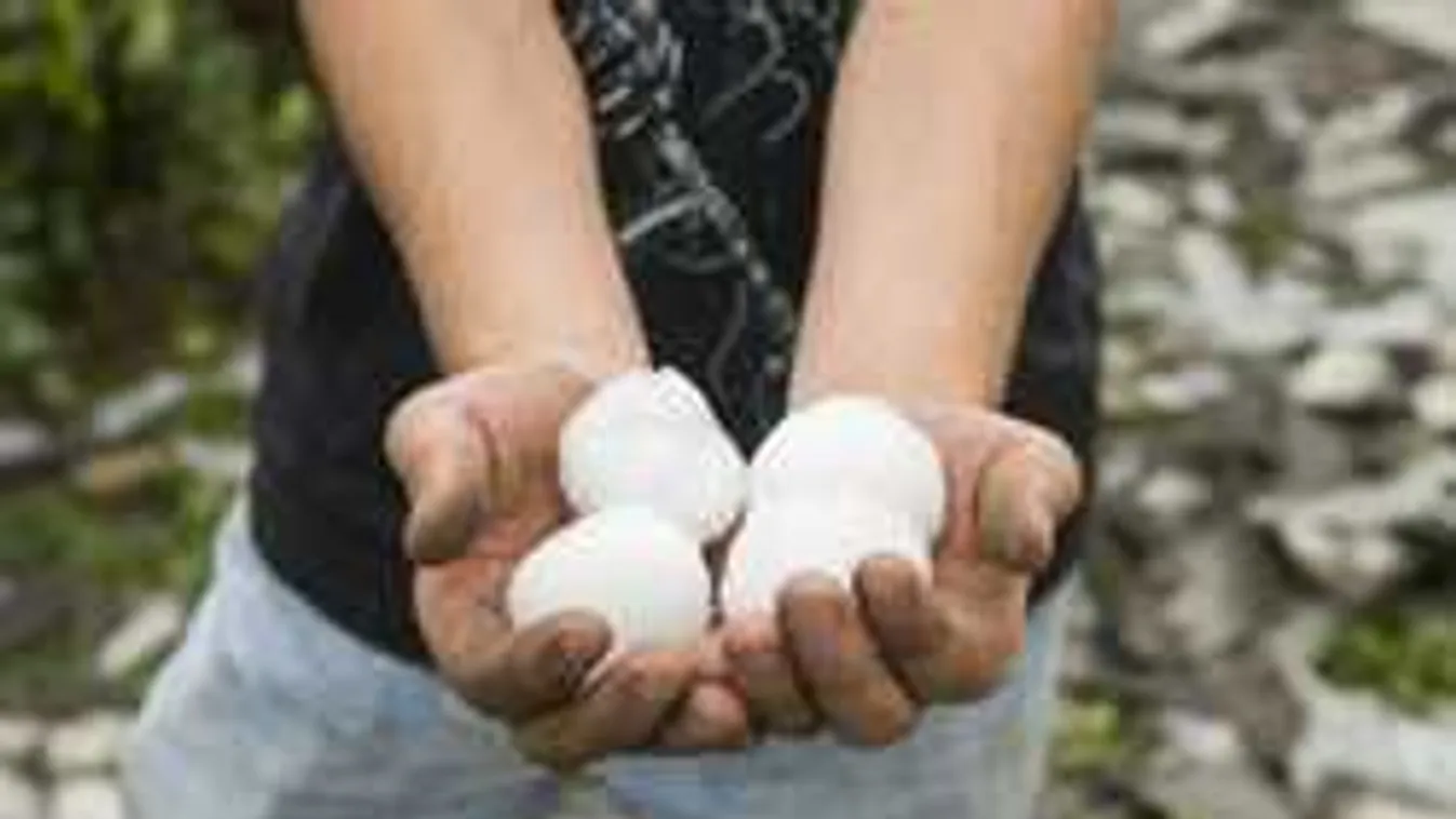 Durva felvételek: félelmetesen tombol a vihar az országban