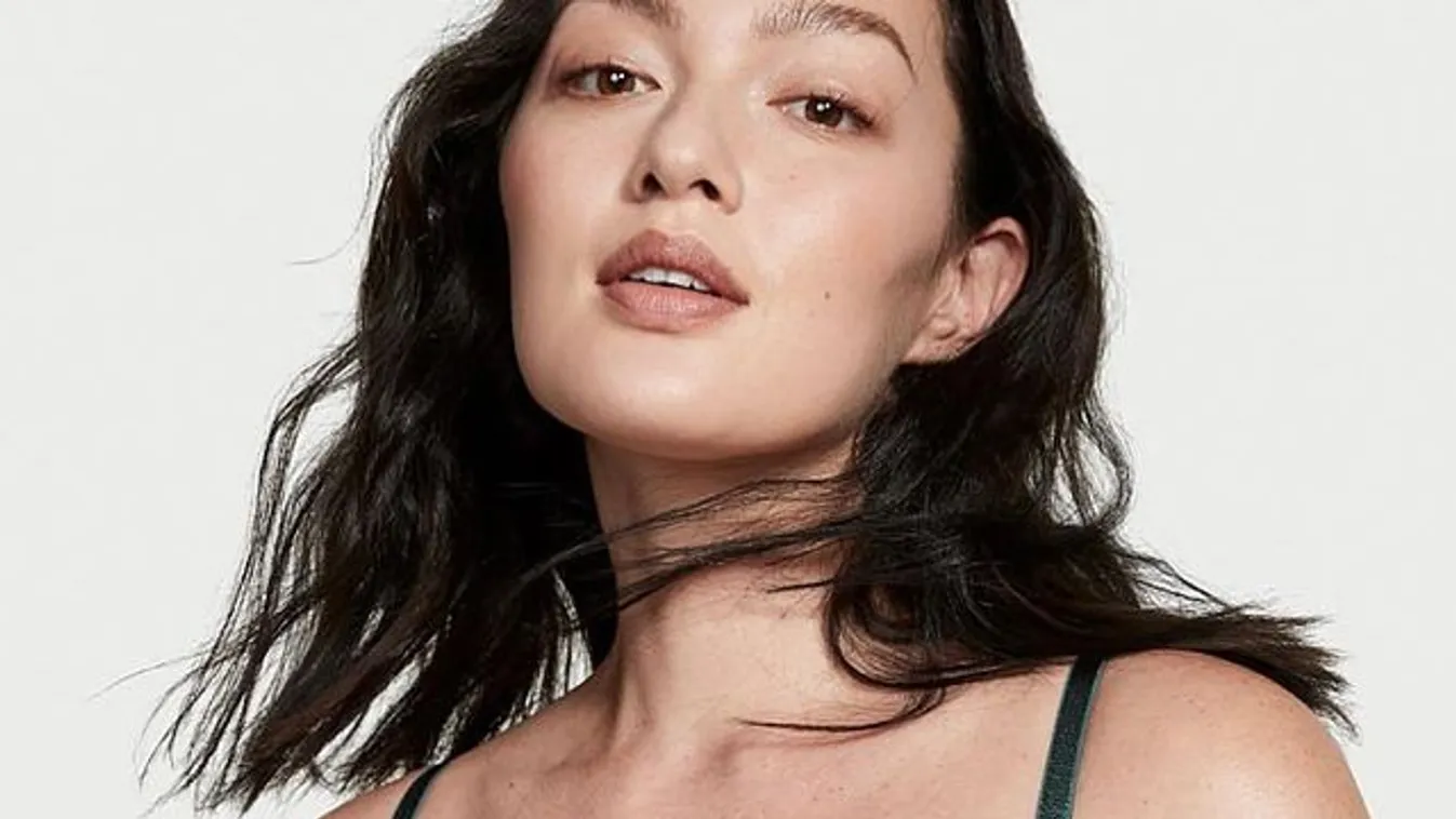 Ágaskodik a mellbimbója, magához nyúlt az egzotikus műsorvezető