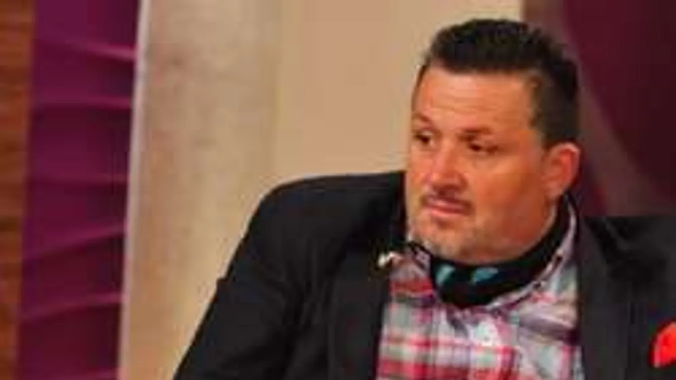 Lajcsi meztelenül alázott egy főrendőrt, ezért szívatják!