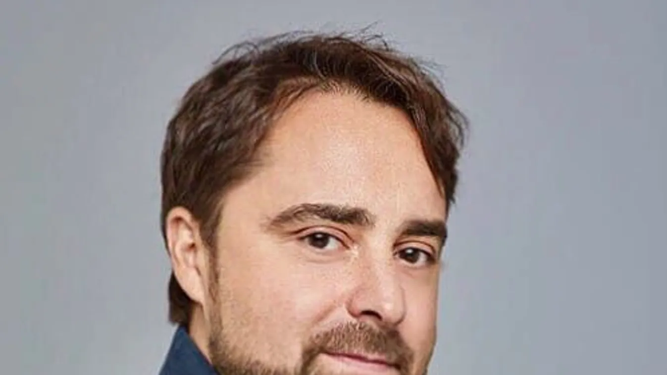 „Az én gyönyörű anyukám kizuhant a negyedik emeletről” – szívszorító vallomást tett a magyar énekes