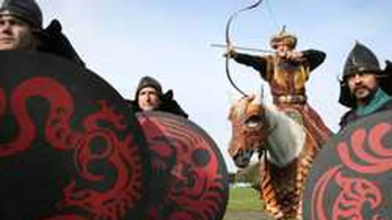 Magyarokon a világ szeme, különleges lovasbemutató a királyi udvarban