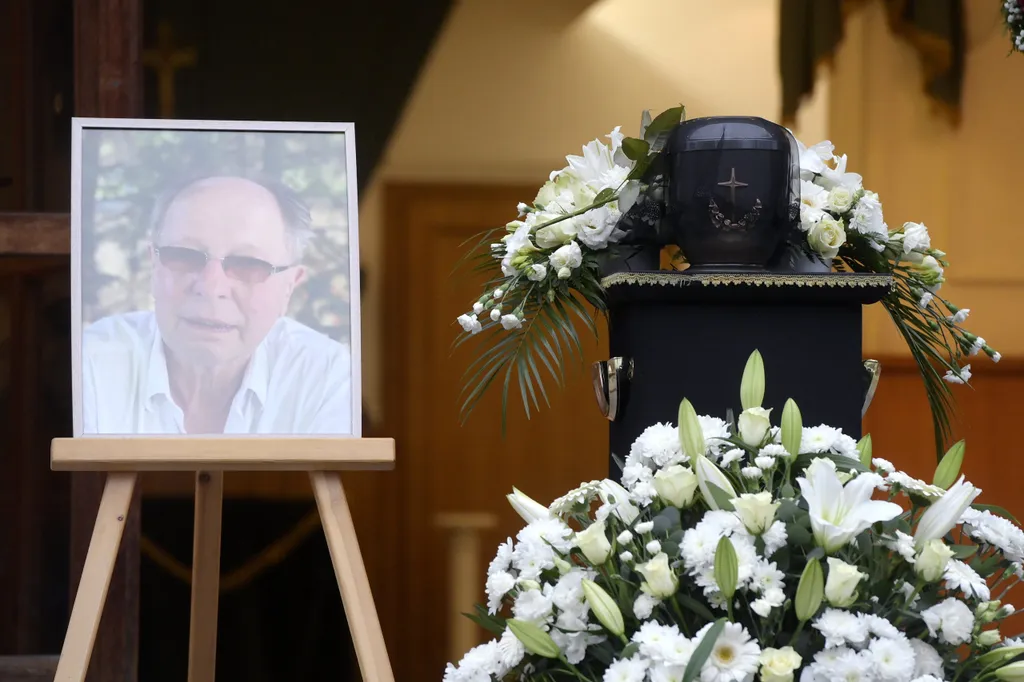 Az életének 70. évében elhunyt Balázs Fecó ravatala az Óbudai temetőben (Fotó: MTI / Koszticsák Szilárd)